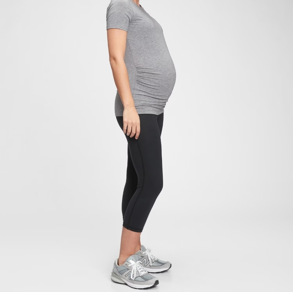 GapFit Maternity Blackout Under Belly Capris
